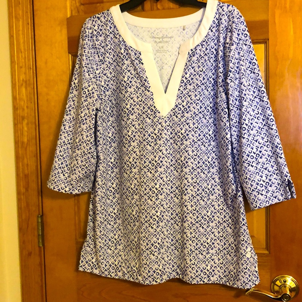 Tommy Bahama Island Zone 3/4 sleeve top. V neck, size L. Lightweight fabric.